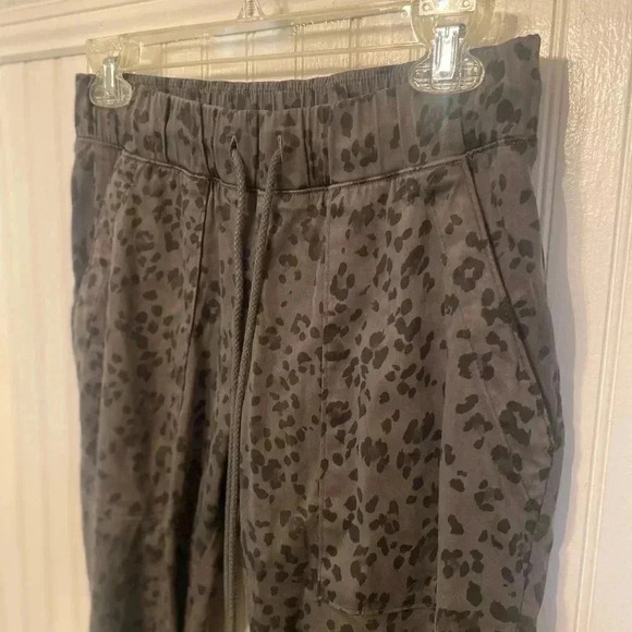 Cloth & Stone for Anthropologie Animal Print Petite Joggers size XS - Picture 2 of 6